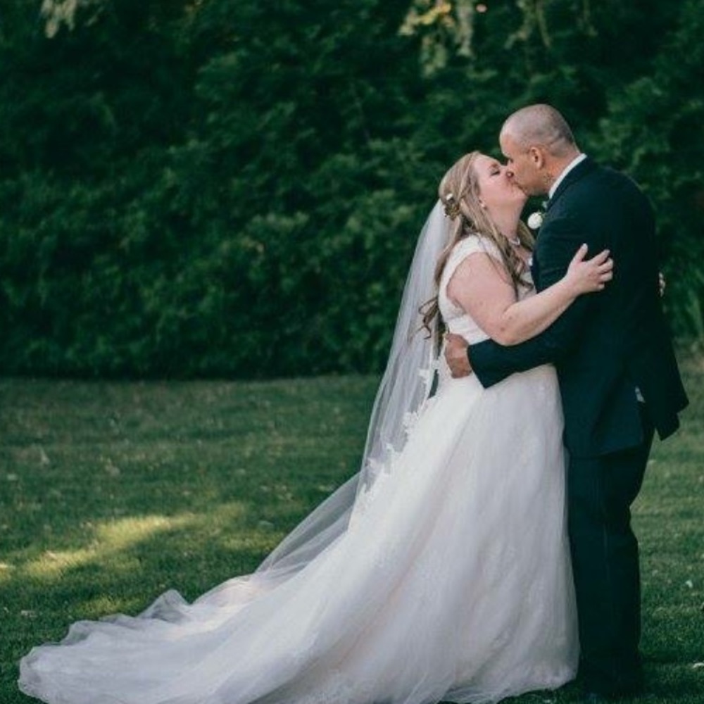 Paloma Blanca wedding gown - Picture 2 of 8